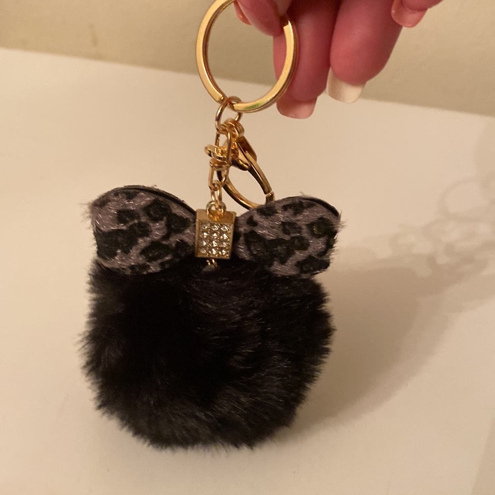 Pompom keychain with leopard bow 🖤